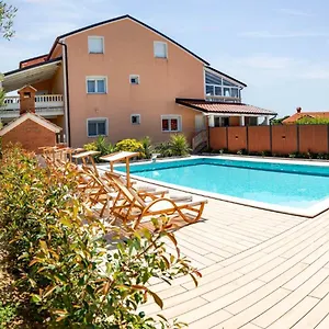 Foric With Outdoor Heated Pool Apartment